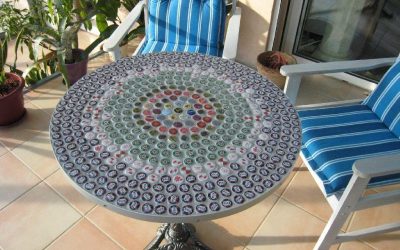 Une table de bar avec des capsules de biere
