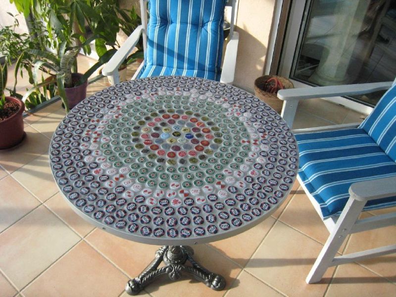 Une table de bar avec des capsules de biere