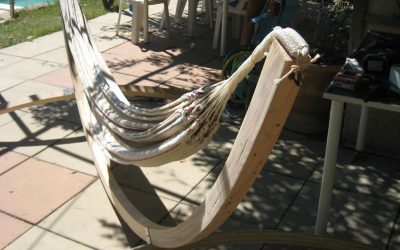 Un support de hamac en bois cintré lamellé collé