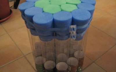 Un pouf avec des tubes de capsules de cafe pour Morgane
