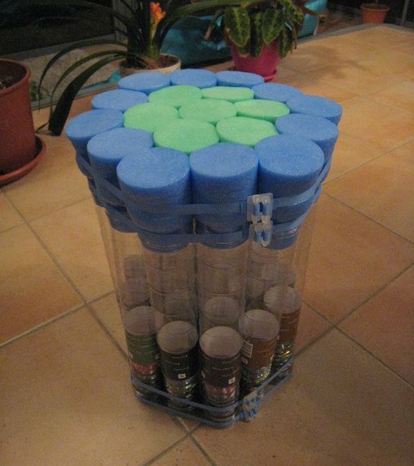 Un pouf avec des tubes de capsules de cafe pour Morgane