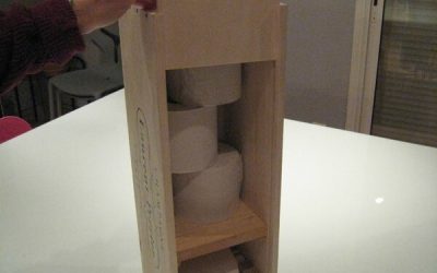 Une boite de champagne dans les toilettes