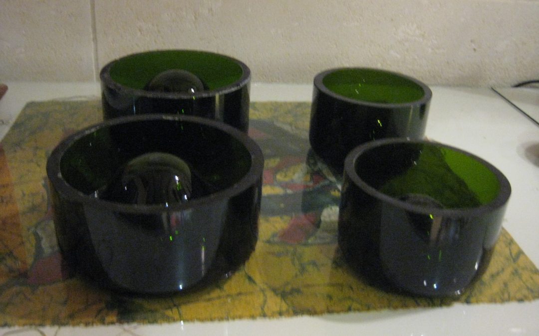 Des cendriers ou coupelles avec des bouteilles de champagne coupées