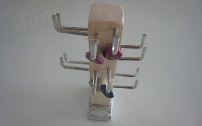 un arbre à bijous et des boucles d&rsquo;oreilles