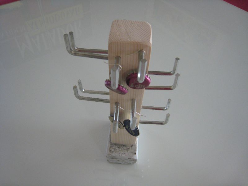 un arbre à bijous et des boucles d&rsquo;oreilles