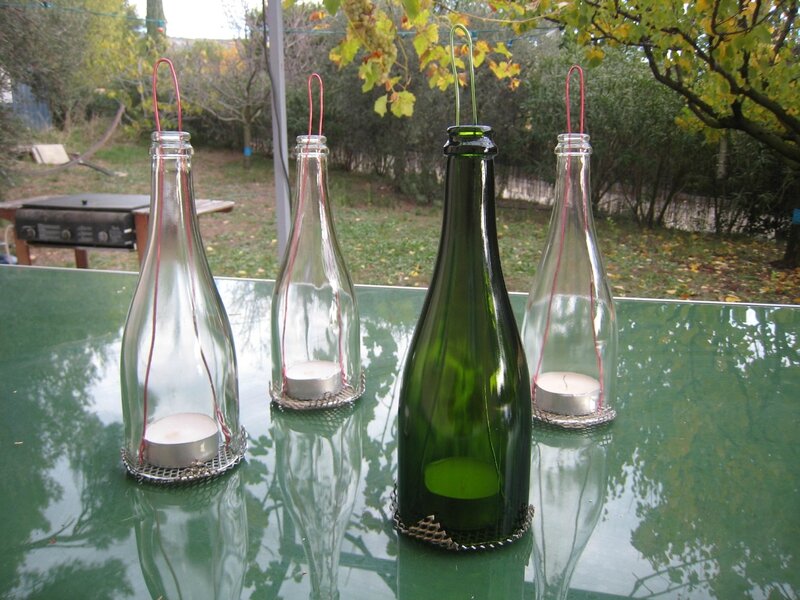 Des photophores avec la partie supérieure des bouteilles de champagne!