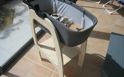 Un support de couffin en bois pour les futurs parents Jérémie et Marlène.