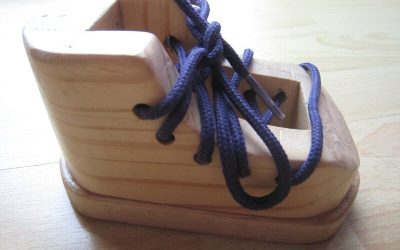 Une chaussure en bois à lacer pour Léon