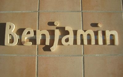 Benjamin écrit en grandes lettres en bois pour sa chambre.