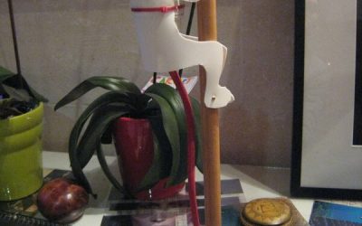 Une lampe bonhomme qui escalade pour Chloé à partir d’un flacon de gel douche.