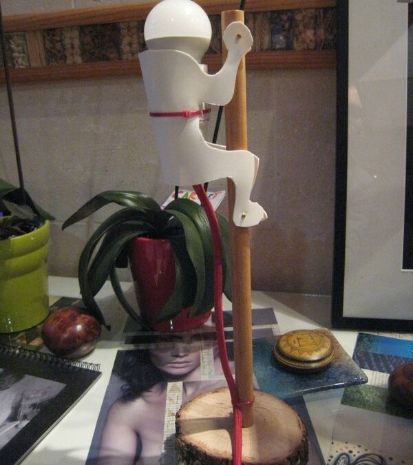 Une lampe bonhomme qui escalade pour Chloé à partir d&rsquo;un flacon de gel douche.