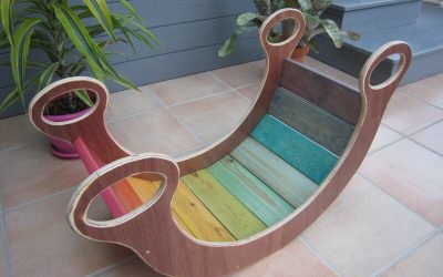 Une balançoire arc en ciel en bois pour Léon