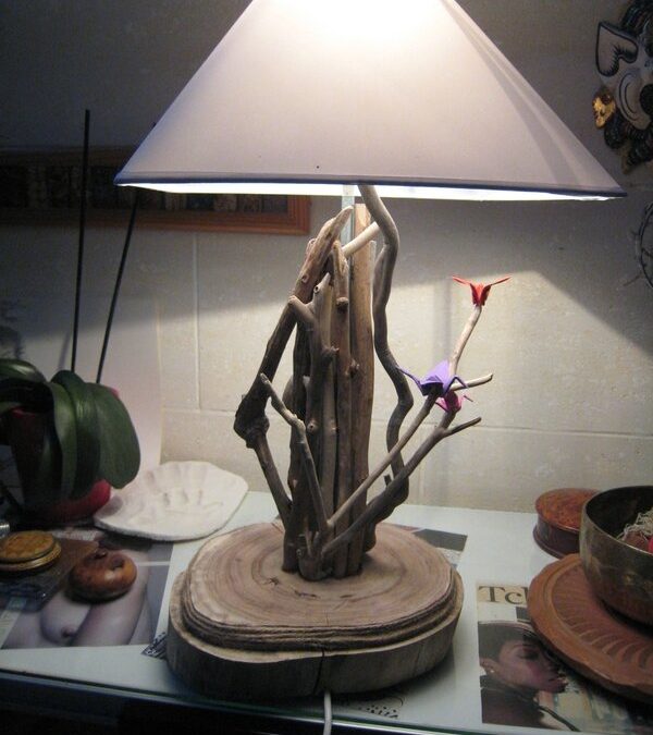 Mes filles sur mes traces: une lampe en bois flotté de la part de Chloé et Romain