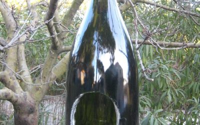 Champagne pour les oiseaux: un distributeur de graines avec une bouteille de champagne