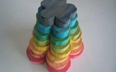 Des fleurs arc en ciel en bois à empiler pour Benjamin