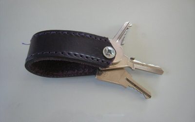 Un porte clé avec un reste de ceinture en cuir pour Maïlys