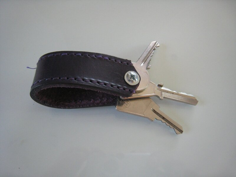 Un porte clé avec un reste de ceinture en cuir pour Maïlys