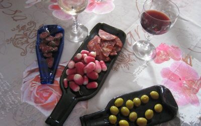 Des bouteilles de verre aplaties, dans un four de poterie modifié avec une régulation électronique.