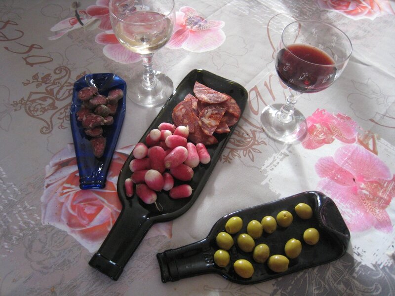 Des bouteilles de verre aplaties, dans un four de poterie modifié avec une régulation électronique.