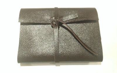 Un carnet relié de cuir pour Maxim