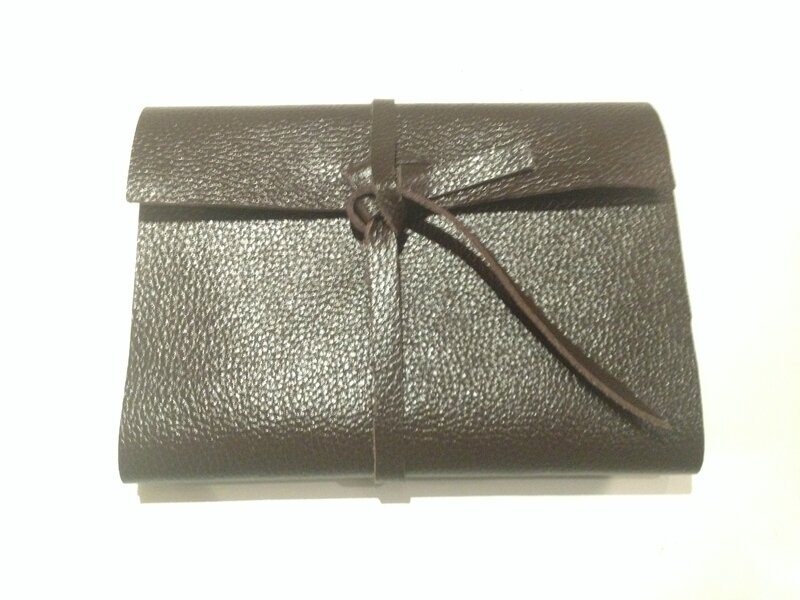 Un carnet relié de cuir pour Maxim