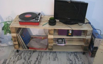 Un meuble de salon en palettes pour Chloé et Romain