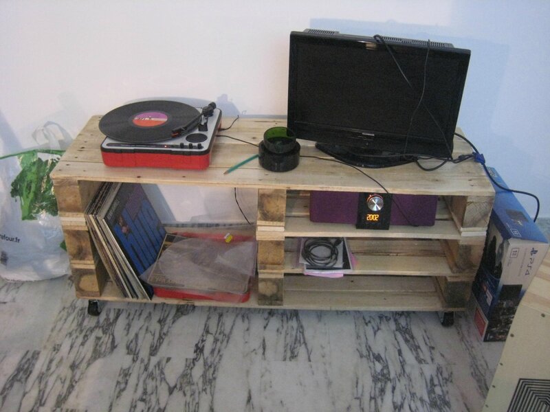 Un meuble de salon en palettes pour Chloé et Romain