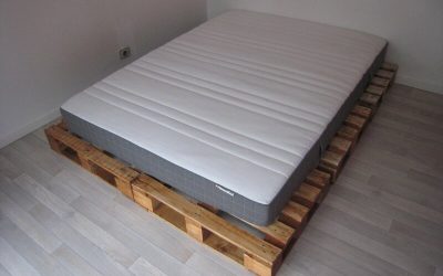 Un sommier de lit en palettes pour Chloé et Romain