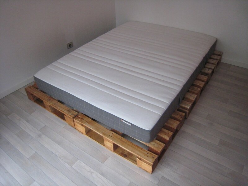 Un sommier de lit en palettes pour Chloé et Romain