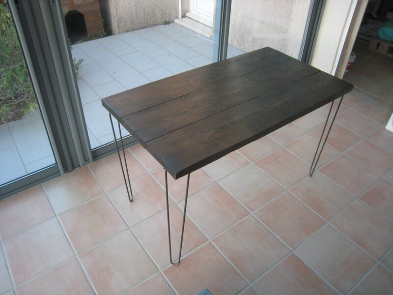 Un bureau avec des pieds en épingle pour Chloé