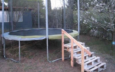 Un bricolage de Jérémie: un escalier en palettes pour le trampoline