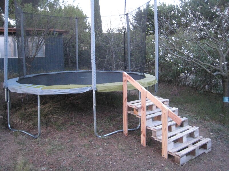 Un bricolage de Jérémie: un escalier en palettes pour le trampoline