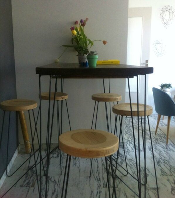 Une table haute et des tabourets hauts pour Chloé et Romain