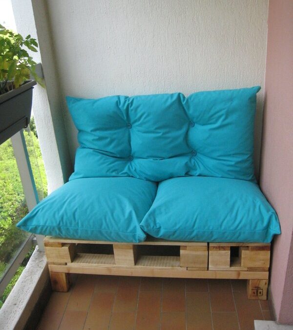 Un fauteuil en palette pour le balcon chez Romain et Chloé