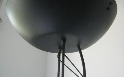un lampadaire avec un wok