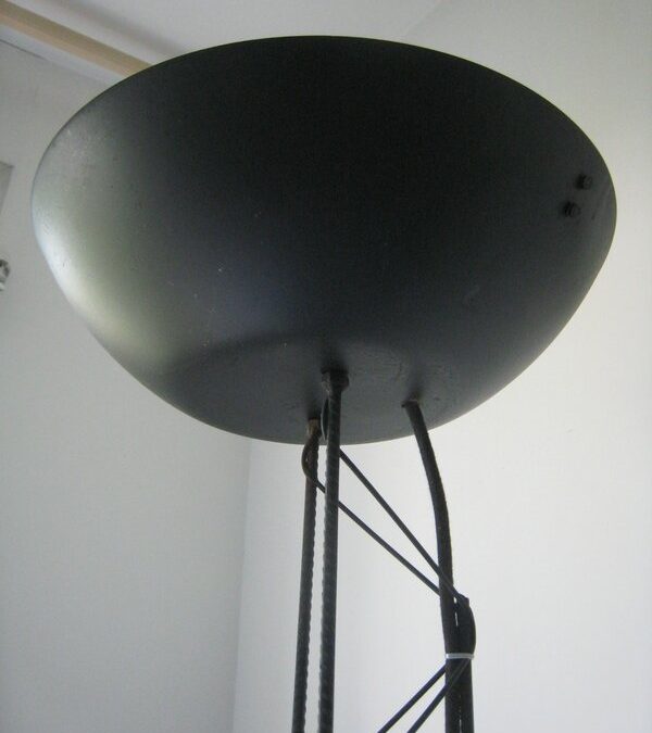 un lampadaire avec un wok