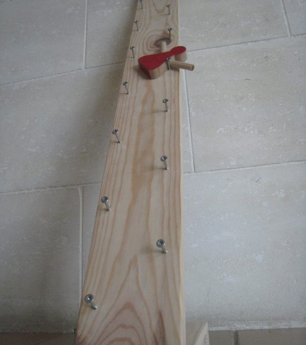 Un bonhomme qui descend de l&rsquo;échelle pour Benjamin