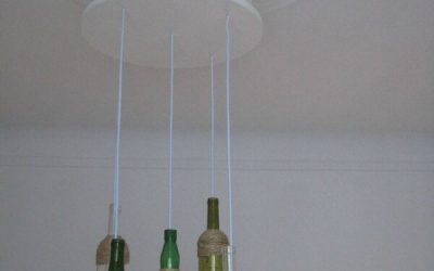 Un lustre avec des bouteilles