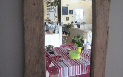 Un miroir encadré de bois flotté