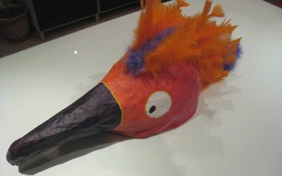 Un masque oiseau pour une fête costumée.