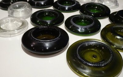 Des bougeoirs en verre fondu