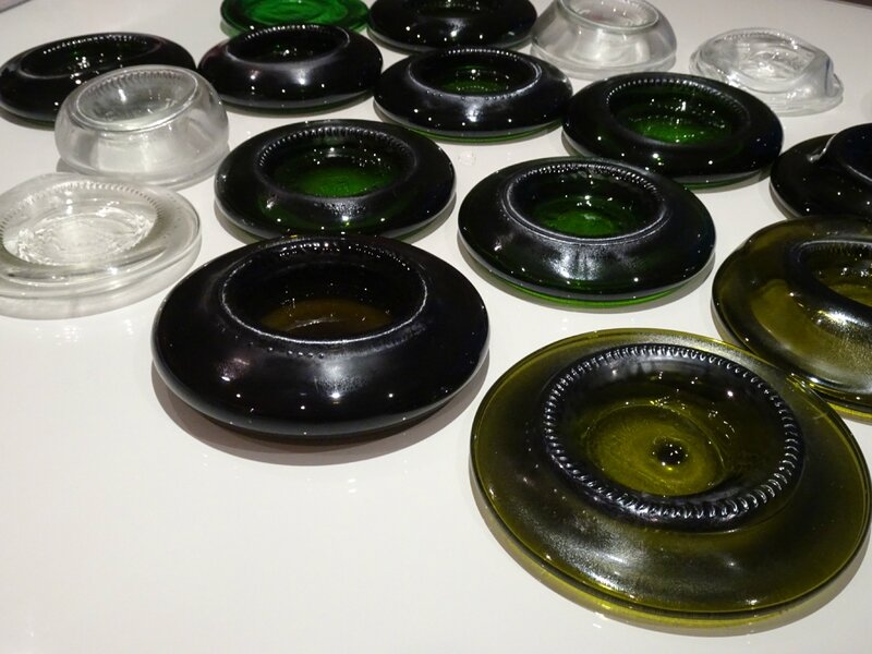 Des bougeoirs en verre fondu