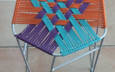 un tabouret en métal et corde tressée