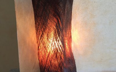 Une lampe … en écorce de palmier