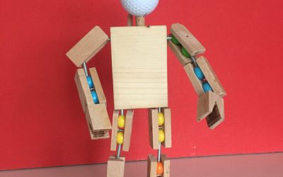 Un robot (ou un cosmonaute) en bois articulé pour Benjamin