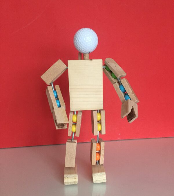 Un robot (ou un cosmonaute) en bois articulé pour Benjamin