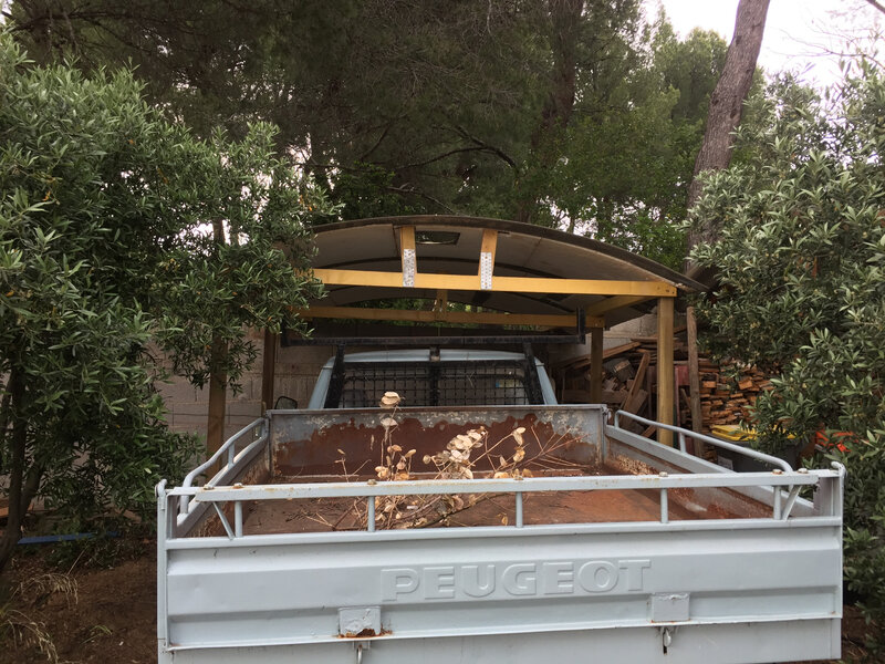 Un abri pour la bétaillère (la 504 benne)