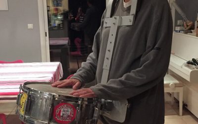 Un support de caisse claire pour déambuler