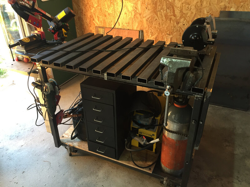 Une table de soudure polyvalente