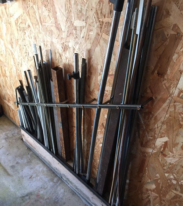 Un rangement pour les chutes de profilés métalliques et les toles.